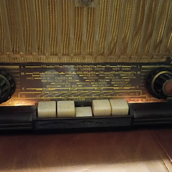 Vintage Black and Gold Radio - Picture 2 of 6